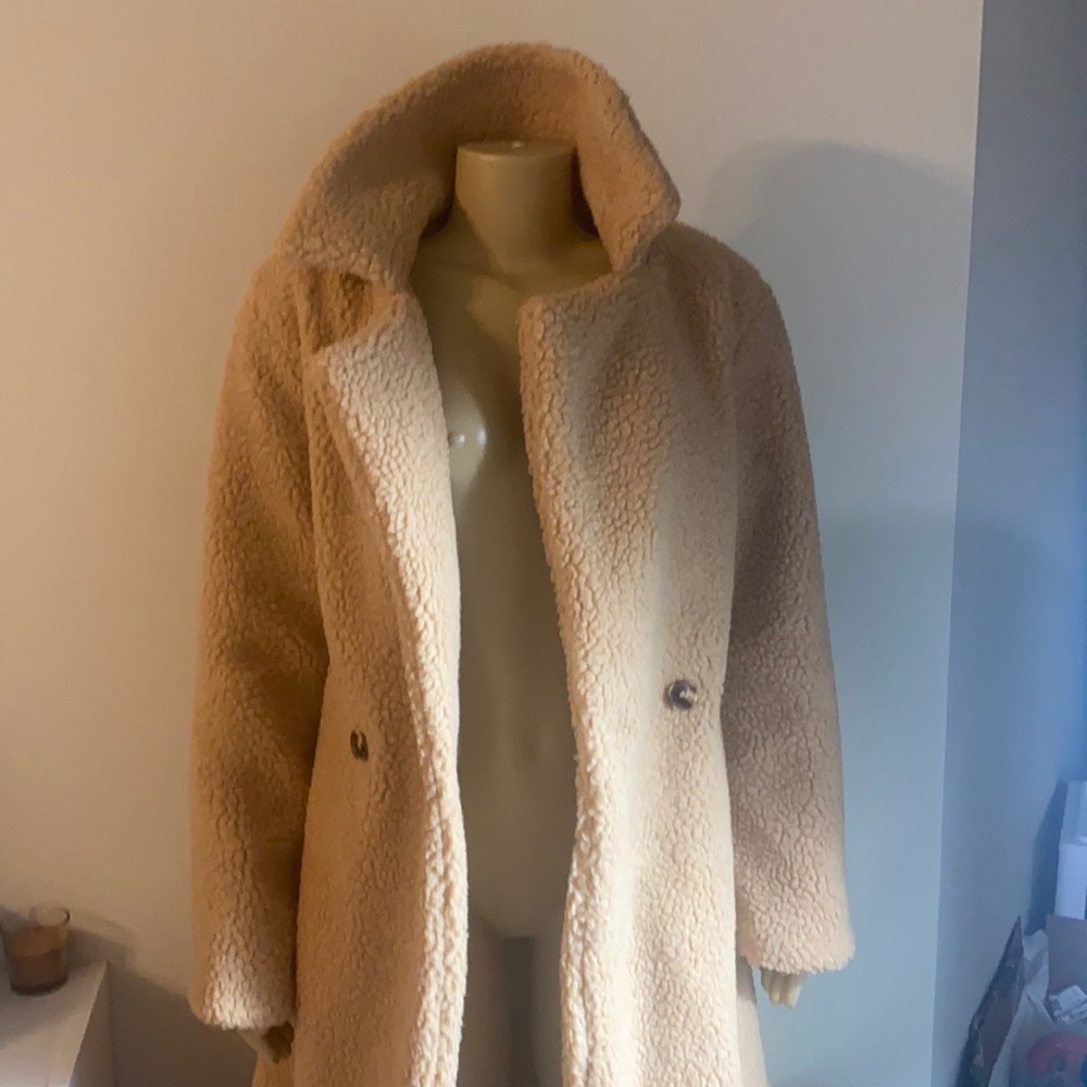 New/ Never warn Medium cozy Tan fuzzy long coat